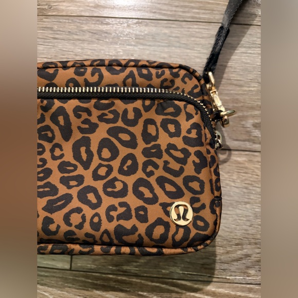 Lululemon everywhere body bag 2L leopard print - Picture 3 of 10